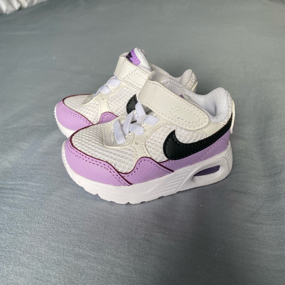 Nike infant snickers